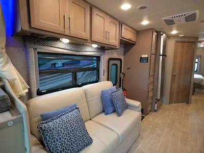2021 Thor Motor Coach Omni photo 18