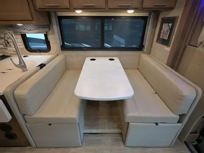 2021 Thor Motor Coach Omni photo 9