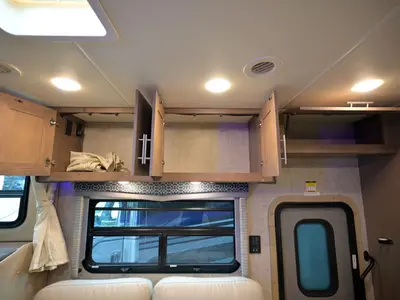 2021 Thor Motor Coach Omni photo 21