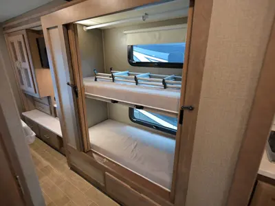 2021 Thor Motor Coach Omni photo 16