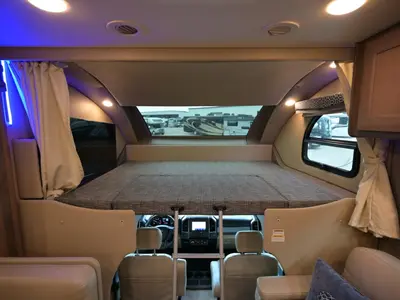 2021 Thor Motor Coach Omni photo 4