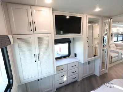 2025 Fleetwood Bounder photo 24