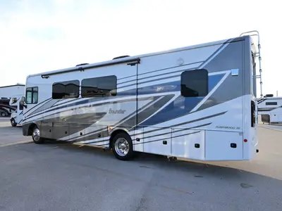 2025 Fleetwood Bounder photo 30