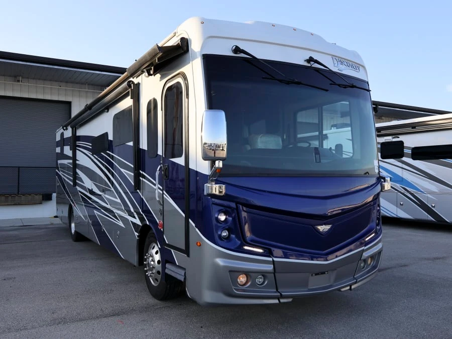 2025 Fleetwood Discovery exterior