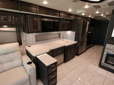 2025 Fleetwood Discovery photo 8