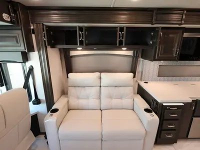 2025 Fleetwood Discovery photo 7