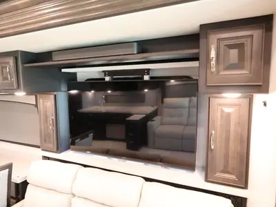 2025 Fleetwood Discovery photo 17