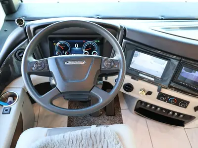 2025 Fleetwood Discovery photo 2