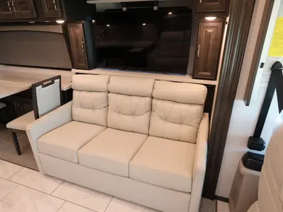 2025 Fleetwood Discovery photo 16