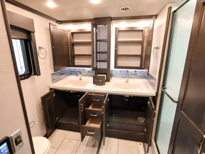 2025 Fleetwood Discovery photo 26