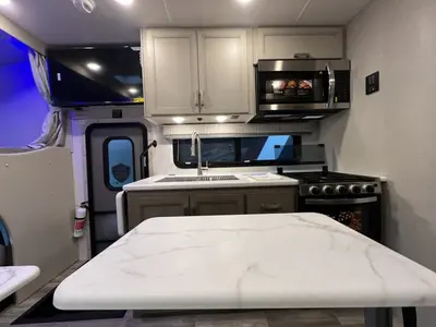 2027 Thor Motor Coach Magnitude photo 7