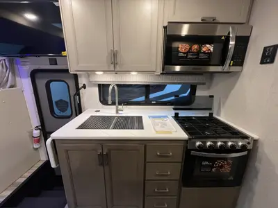 2027 Thor Motor Coach Magnitude photo 8