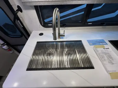 2027 Thor Motor Coach Magnitude photo 9