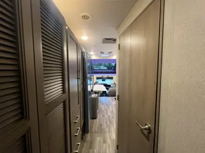 2027 Thor Motor Coach Magnitude photo 3