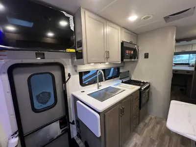 2027 Thor Motor Coach Magnitude photo 6