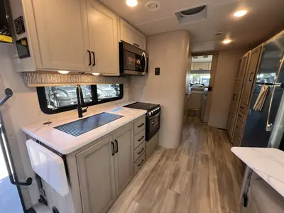 2027 Thor Motor Coach Omni photo 6