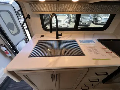 2027 Thor Motor Coach Omni photo 8