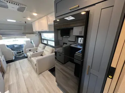 2027 Thor Motor Coach Quantum photo 12