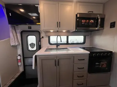 2027 Thor Motor Coach Magnitude photo 7
