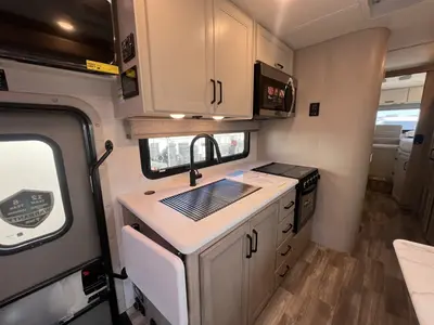 2027 Thor Motor Coach Magnitude photo 6