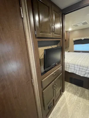 2019 THOR MOTOR COACH HURRICANE photo 19