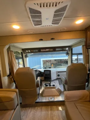2019 THOR MOTOR COACH HURRICANE photo 10