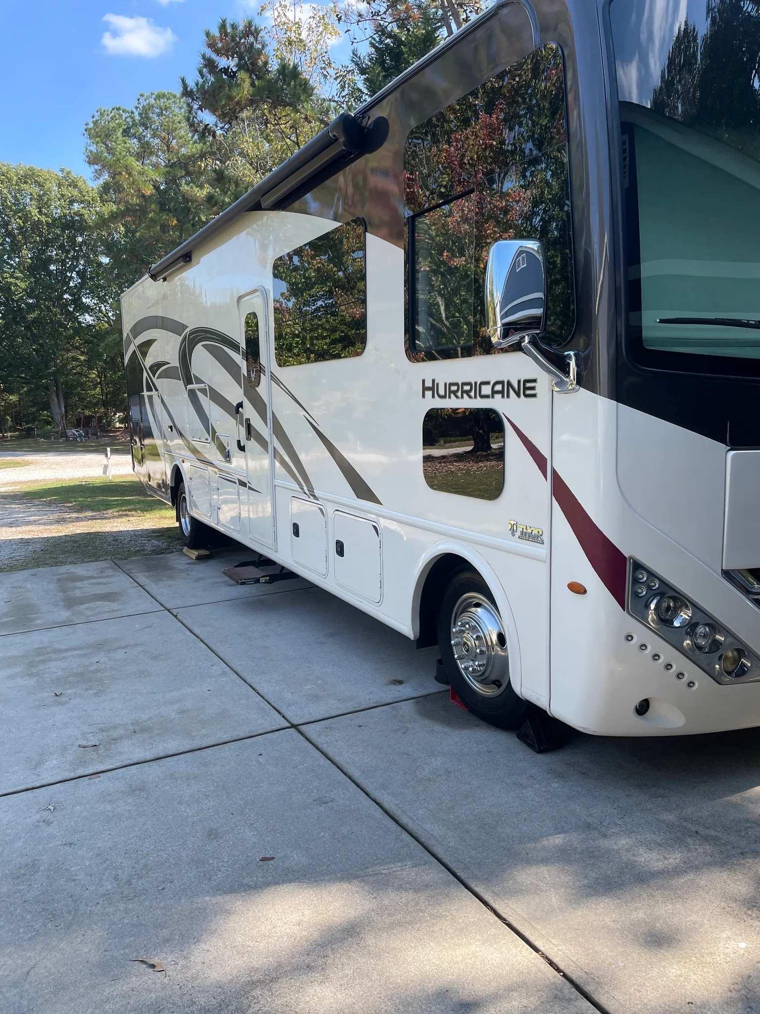 2019 THOR MOTOR COACH HURRICANE exterior