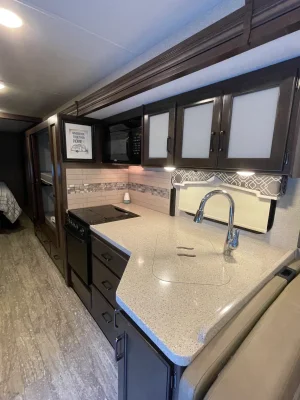 2019 THOR MOTOR COACH HURRICANE photo 9