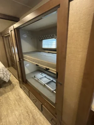 2019 THOR MOTOR COACH HURRICANE photo 18