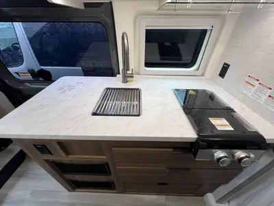 2027 Thor Motor Coach Rize photo 8