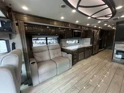 2023 Fleetwood Discovery photo 5