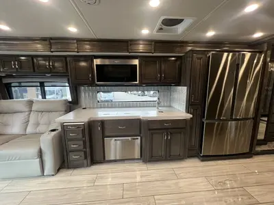 2023 Fleetwood Discovery photo 7