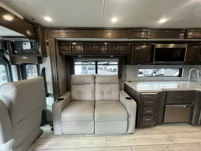 2023 Fleetwood Discovery photo 6