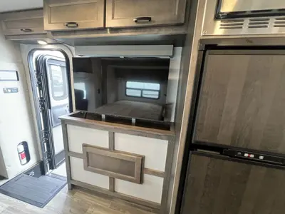 2026 Tiffin Motorhomes Midas photo 13