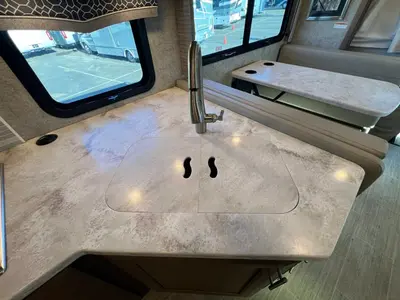 2022 Thor Motor Coach Magnitude photo 9