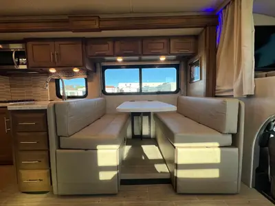 2022 Thor Motor Coach Magnitude photo 11