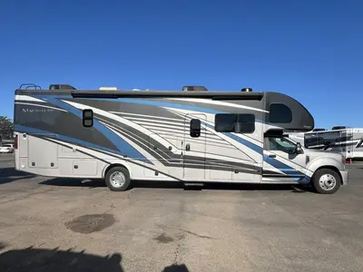 2022 Thor Motor Coach Magnitude photo 23