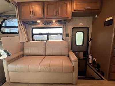 2022 Thor Motor Coach Magnitude photo 15