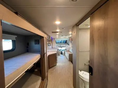 2022 Thor Motor Coach Magnitude photo 3