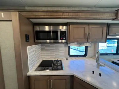 2022 Thor Motor Coach Magnitude photo 8