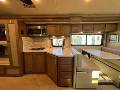 2022 Thor Motor Coach Magnitude photo 7
