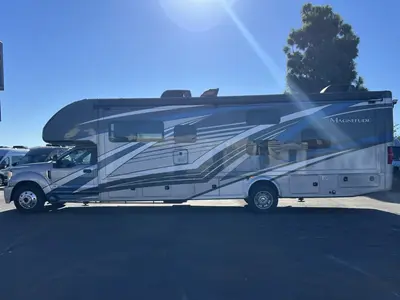 2022 Thor Motor Coach Magnitude photo 21
