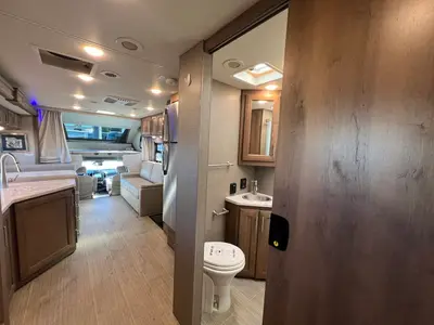 2022 Thor Motor Coach Magnitude photo 13