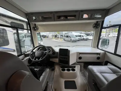 2023 Thor Motor Coach Hurricane photo 2