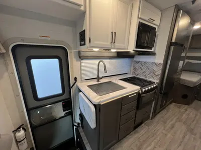 2025 Thor Motor Coach Four Winds photo 5