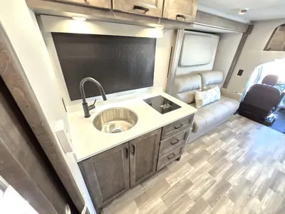 2026 Tiffin Motorhomes Midas photo 9