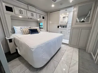 2027 Fleetwood Discovery photo 18