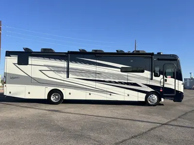 2027 Fleetwood Discovery photo 24