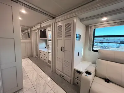 2027 Fleetwood Discovery photo 16
