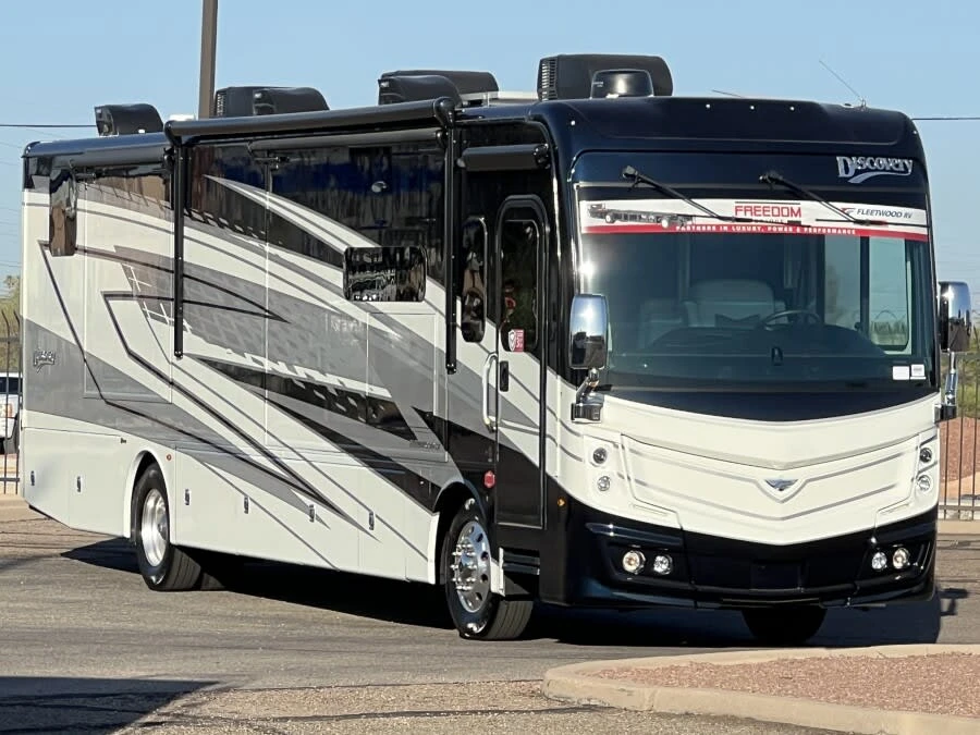 2027 Fleetwood Discovery exterior